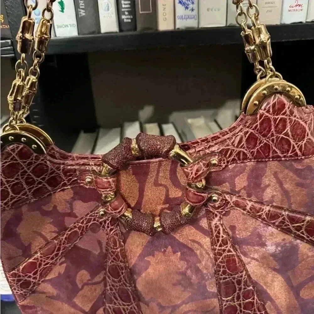 Limited edition Rare Gucci Crystal dragon bag
Tom Ford Gucci collection. - Picture 11 of 17